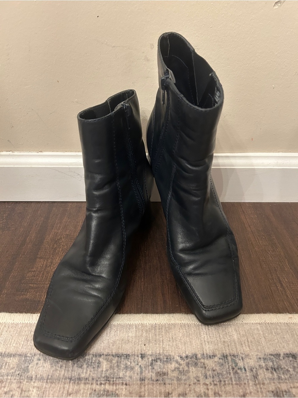 Nine West Sz 7.5 Navy "How I Roll" Leather Ankle Boot Square Toe 90s Feel Preppy